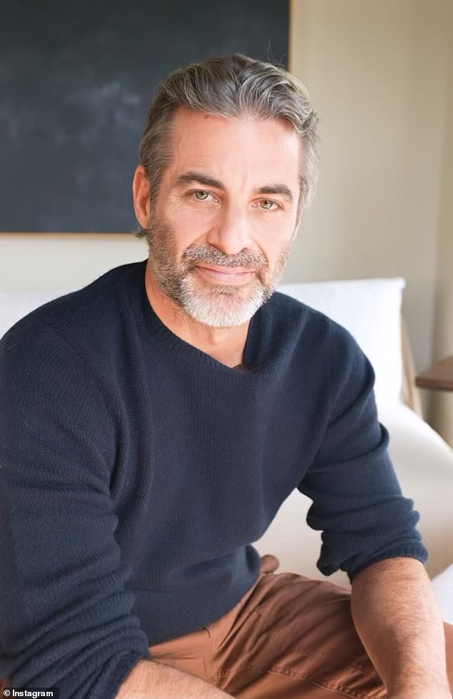 تم وصف كورتيس ، 49 عامًا ، كمدرب تحويلي ، وأخصائي علاج التنويم المغناطيسي ، ومؤلف