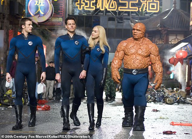 صور Ioan الشهيرة دور Mister Fantastic في إصدار 2005 من فيلم Marvel ، بطولة إلى جانب جيسيكا ألبا وكريس إيفانز ومايكل تشيكليس (في الصورة)