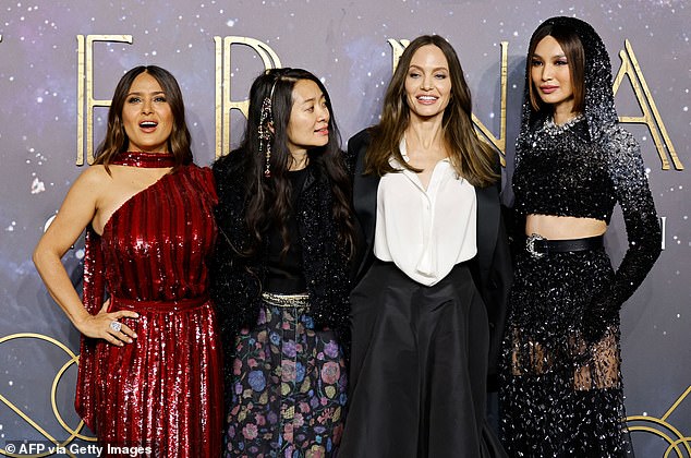 قاموا أولاً بربطهم أثناء عملهم على فيلم Superhero The Eternals ، مع Jolie Play Thena و Hayek Cast في دور Ajak (في الصورة اليسرى واليمين في الوسط في العرض الأول للفيلم في لندن في عام 2021)