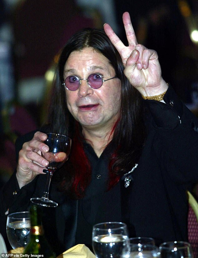 مصور أوزي في عام 2002. توفي في قصر باكنغهامشاير حيث أمضى زوجته شارون - قاضية سابقة في X Factor - عامين على الأقل في التحضير لحظاته الأخيرة