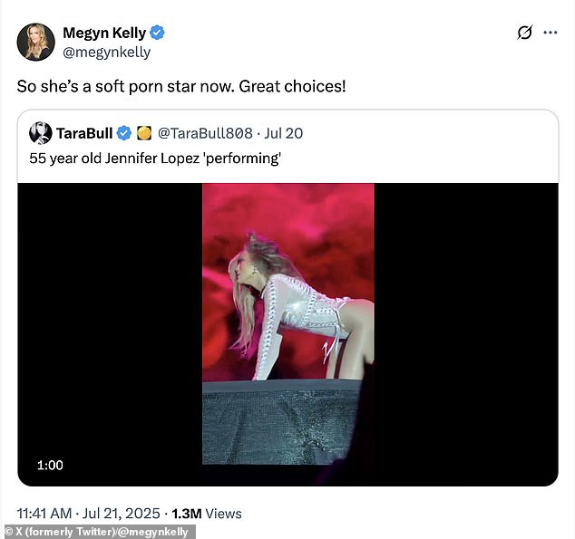 في منشور إلى X (سابقًا Twitter) ، شاركت Megyn Kelly مقطع فيديو للمغنية التي تمر عبر مواقف جنسية وهمية مع راقصاتها الاحتياطية الذكور حيث أعربت المعلقة السياسية