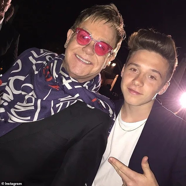 يأتي بعد ساعات من الكشف عن المصادر أن Elton دعا بروكلين (في الصورة مع المغني) ونيكولا لتناول طعام الغداء في مطعم مهرجان فخم في محاولة يائسة لتهدئة نزاع العائلة
