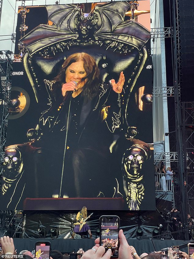 تابعوا: 'لقد دفعت Ozzy في الأشهر القليلة الماضية لأنه أراد الخروج من هذا الجسدية. لقد كان ممتنًا للوجود هناك ولكنه مشوش بخيبة الأمل في الجلوس