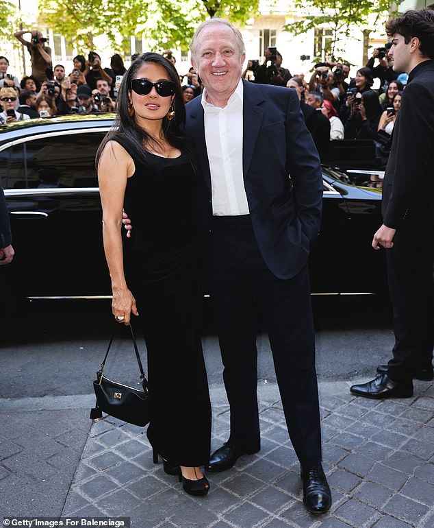 يحضر حايك وزوجها فرانسوا هينري بينت عرض Balenciaga Haute Couture خريف/شتاء 2025/2026 في 9 يوليو في باريس