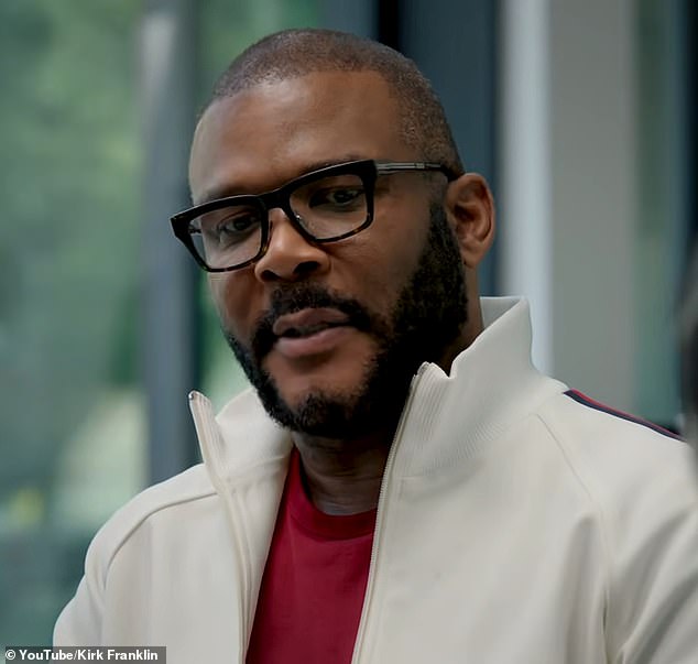متحدثًا في عرض YouTube Den of Kings مع المضيف Kirk Franklin ، قام قطب الترفيه بالتفصيل كيف أخبر خالته أنه لا يريد عيشها من ثروته دون تقديم نوع من المساهمة