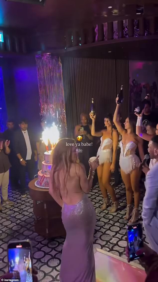 المغنية ¿التي قامت مؤخرًا بتفكيك الحشد من خلال اعتراف جنسي مصنّف بـ X-فاجأ في ثوب فضية متلألئ يسلط الضوء على اللياقة البدنية التي تحسد عليها