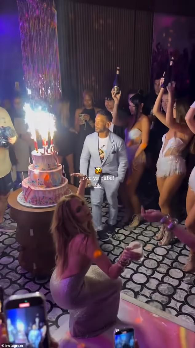 تم تصوير صانعات Hitmaker ، التي ولدت في 24 يوليو ، وهي تخسر وهي ترقص بجوار كعكة عيد ميلاد من ثلاث مستويات في مقطع فيديو مشترك في قصصها على Instagram