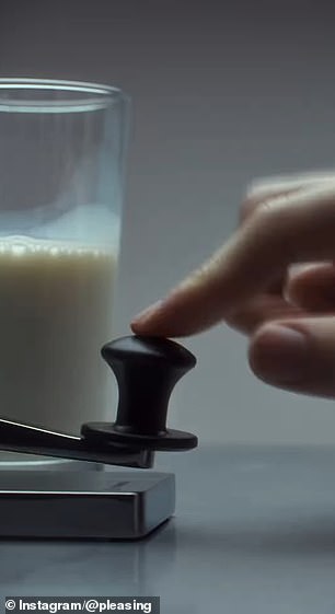 سلسلة من المقاطع التي تتميز بالهواتف ، والأشخاص يلهثون ويهتزون الأشياء