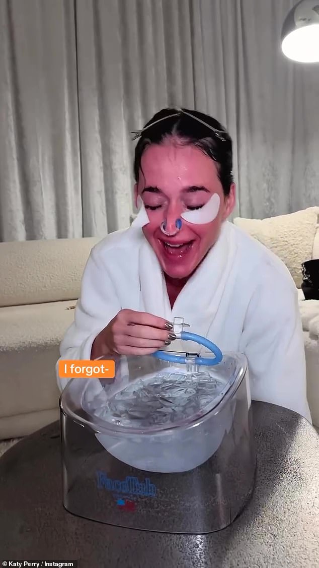 في المقطع ، غطت وجهها في وعاء من الماء المثلج وهي تمسك بارًا أزرق مع أسنانها وتوقيت المدة التي يمكن أن تمسك بها وجهها في ماء بارد تجميد