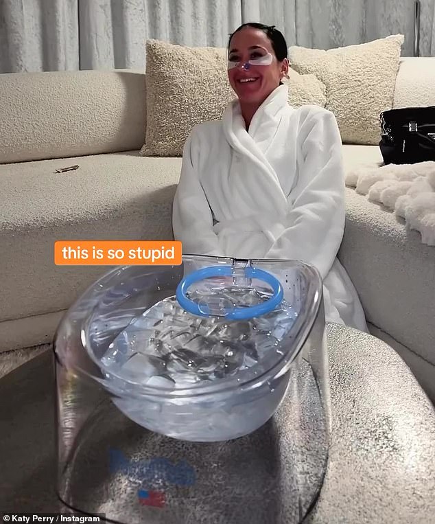 كشفت كاتي أن الأمر كان جزءًا من طقوس الجمال ، على الرغم من أن بعض طاقمها بدا أقل من مقتنعًا لأنه يمكن سماع المرء قائلاً إنه 