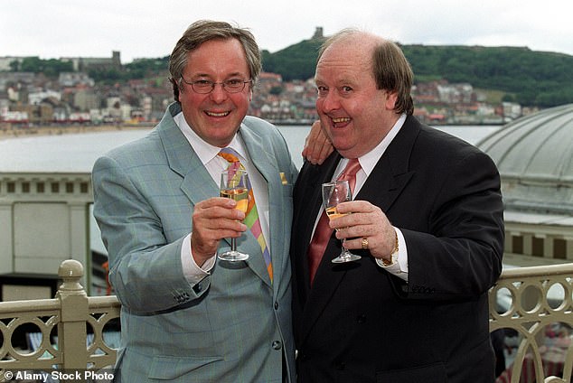 ظهر الممثل ، الذي ولد في ويجان ، كثلاث شخصيات مختلفة على الصابون في 1994 و 1995 و 1999 (في الصورة مع مضيف العد التنازلي السابق ريتشارد وايتلي في عام 2000)