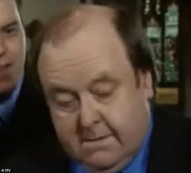 لعب لأول مرة جزءًا من رجل توصيل ، ثم تاجر غير مرغوب فيه ، وأخيراً عندما كان والد غاري ماليت بيتر (في الصورة في شارع التتويج)