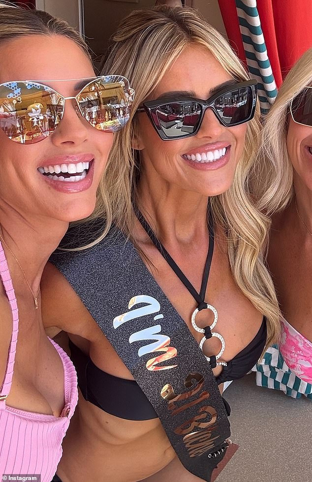 كانت هيذرز أرجوانية خفيفة مع تنورة وهي ترتدي نظارة شمسية لامعة من البيج والذهاب مع شعرها وكانت كريستينا سوداء مع لهجات ذهبية مستديرة وهي تضاف نظارة شمسية سوداء بينما كانت ترتدي شعرها لأسفل