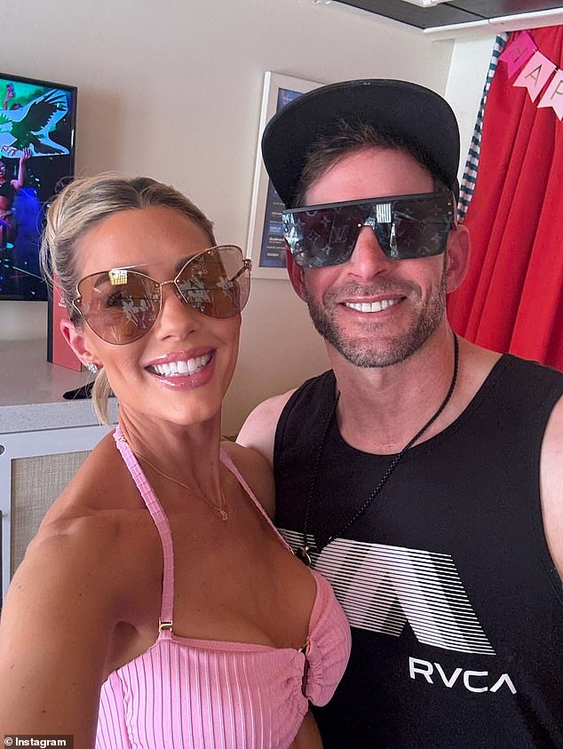 هيذر وتارك ؛ يبدو أنهم في كابانا بركة وهم يرشون الشمبانيا