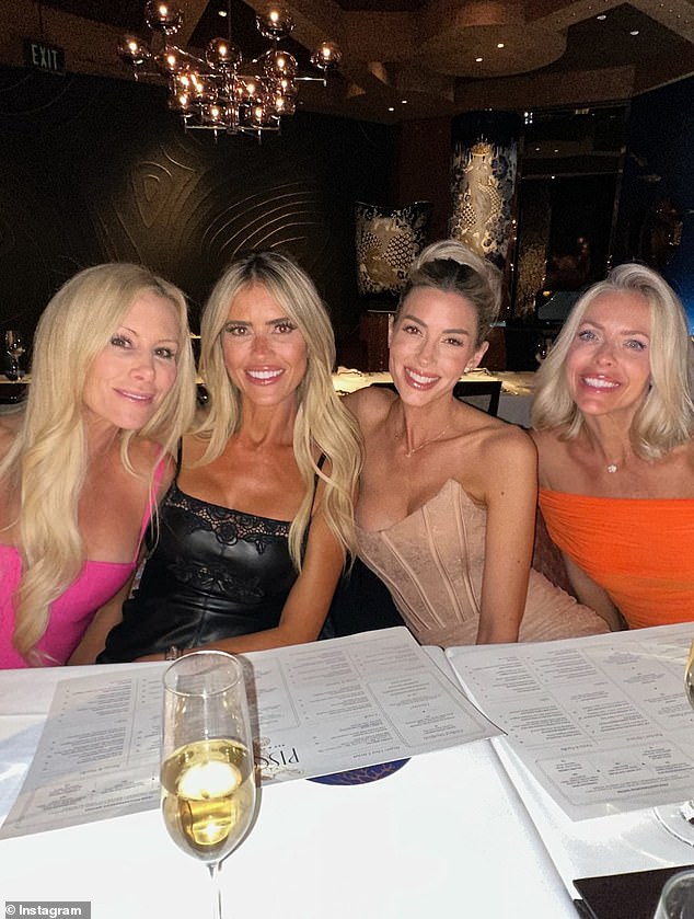 انضم إليهم زملاء أشقر جميلة في العشاء