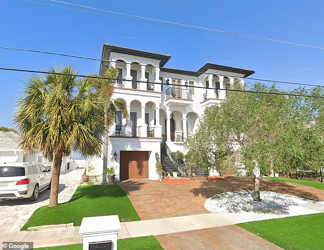 توفي أيقونة WWE في وقت مبكر من صباح الخميس بعد إرسال المسعفين إلى Clearwater ، منزله في فلوريدا ، لكل TMZ - في الصورة