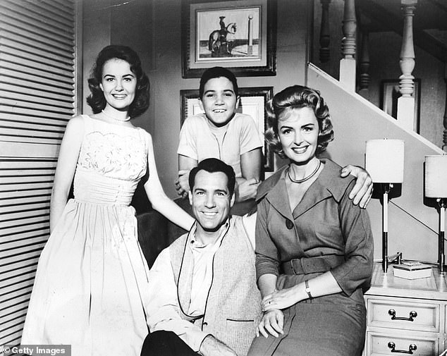 بدأت شيلي في عرض دونا ريد. (*The Donna Reed Show ، '(LR): Shelley Fabares ، Paul Petersen (Standing) ، Carl Betz ، و Donna Reed Circa 1961)