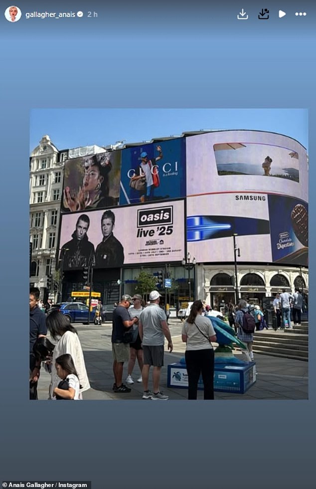 ألمحت Anaïs في مكان آخر إلى أنها كانت تتجه أيضًا إلى Wembley Gig حيث شاركت شاشات الشاشات في Piccadilly Circus ، والتي ظهرت على إعلان لـ Oasis Live