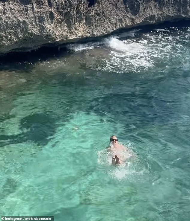 عيشت أفضل حياتها ، تدور حول مياه الكريستال الزرقاء لموقع ما يعتقد أنها غاليسيا - مجتمع مستقل في شمال غرب إسبانيا