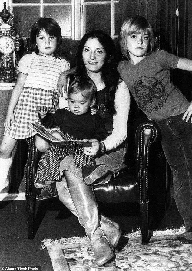 Thelma Riley في عام 1976 مع الأطفال (من اليسار إلى اليمين) جيسيكا ، 4 ، إليوت ، 10 ، و Baby Louis