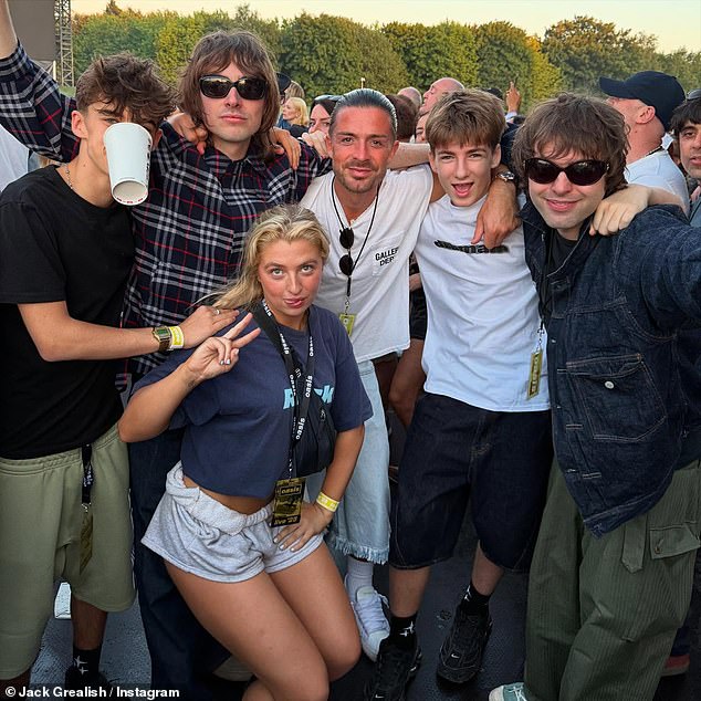 كما نشر الجناح (الوسط) صورة مع Gallagher Offspring - (LR: Donovan و Gene و Anais و Sonny و Lennon) باعتبارها المجموعة الاجتماعية خلال الحفلة