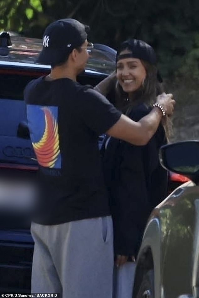 بقيوا في محادثة مثلما لا يريدون أن ينتهي اليوم