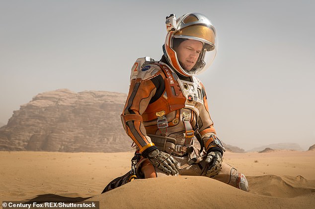 لا يُعرف أندي فقط بمشروع Playning Hail Mary ولكن أيضًا The Martian - الذي تم تكييفه في فيلم 2015 بطولة Matt Damon (كما هو موضح أعلاه)