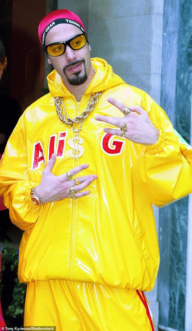 تم رصد الممثل ، 53 عامًا ، الأسبوع الماضي لتصوير مواد جديدة بينما في وضع Ali G الكامل في حديقة الحياة البرية في Cotswolds
