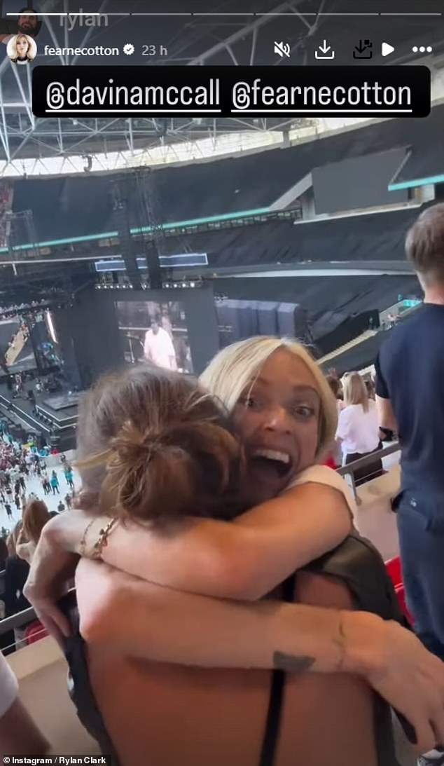 عندما وصل Fearne و Davina إلى Wembley ، عانق الزوجان مع لم شمل الزملاء