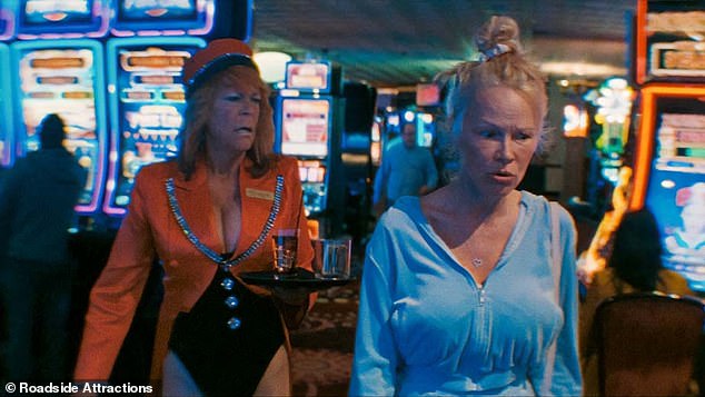 بدت الممثلة الدب أيضًا خشنة مثل Shelly (R ، Pamela Anderson) Gal Pal Annette ، وهي نادلة كوكتيل تعيش في سيارتها ، في دراما Gia Coppola التي تمت نوسجها بشكل نقدي 2024 The Last Showgirl