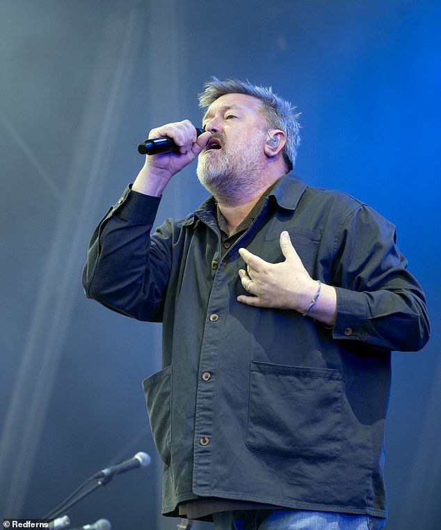 تم تأخير مجموعة الكوع حتى يتمكن المشجعون من التقاط حركة إنجلترا (ألبوم الصور Guy Garvey)