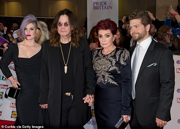 LR Kelly و Ozzy و Sharon و Jack Osbourne في عام 2015