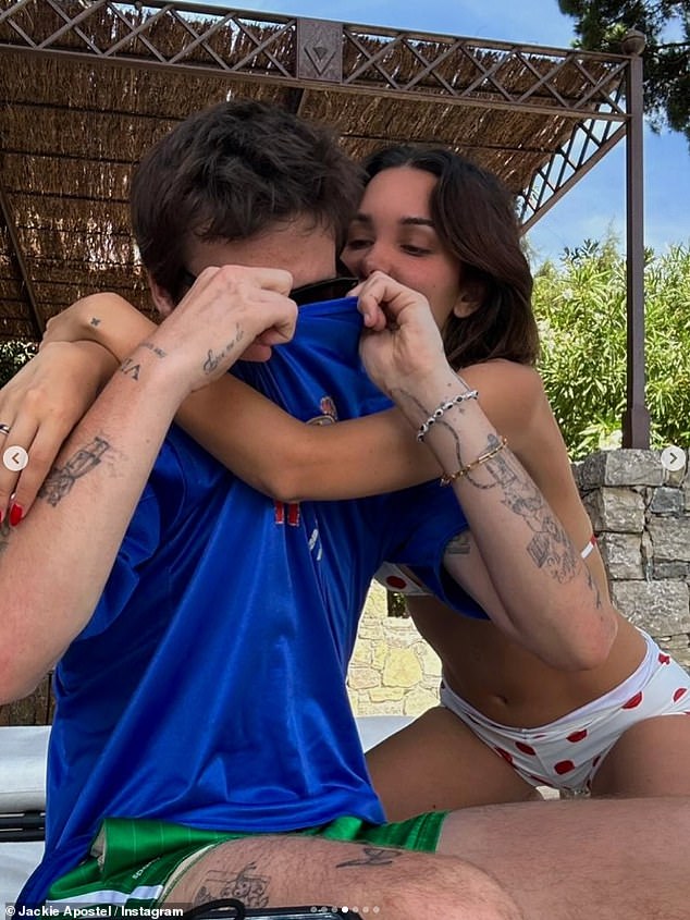 بدت طيور الحب أكثر سعادة من أي وقت مضى لأنها كانت معبأة على PDA