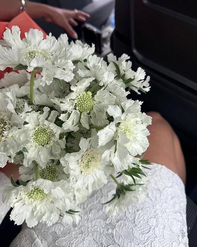 نشرت مابل هذه الصورة لباقة أثناء ارتداء فستان أبيض على Instagram