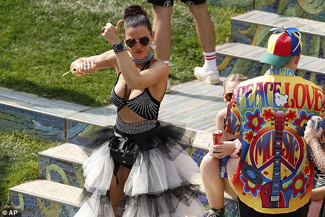 في المنشور الذي يشاركه أحد الحاضرين في Tomorrowland ، تُرى خريطة عالمية مع مواقع محددة لإظهار المكان الذي ستسافر فيه المرحلة الأساسية إلى العام المقبل