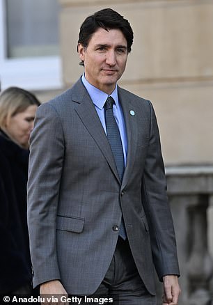 تم تصوير المغنية ، البالغة من العمر 40 عامًا ، والتي أكدت انقسامها من خطيب أورلاندو بلوم الشهر الماضي ، وتم تصوير ترودو ، 53 عامًا ، لتناول الطعام معًا في مونتريال في مطعم Le Violon بالمدينة.