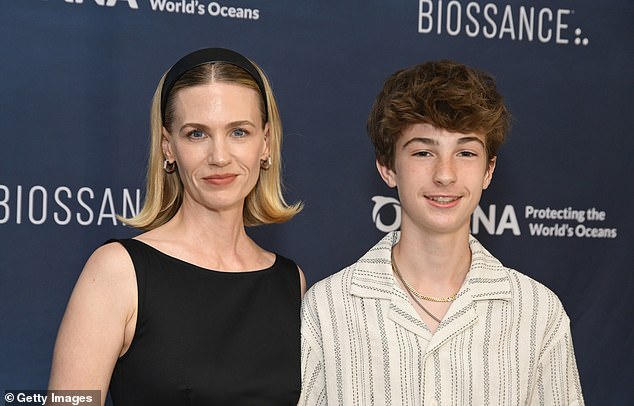 النجم المرشح لـ Emmy ، الذي لعب دور Betty Draper على Mad Men ، مع أقراط Gold Hoop وعصابة رأس أسود في جمع التبرعات البيئية