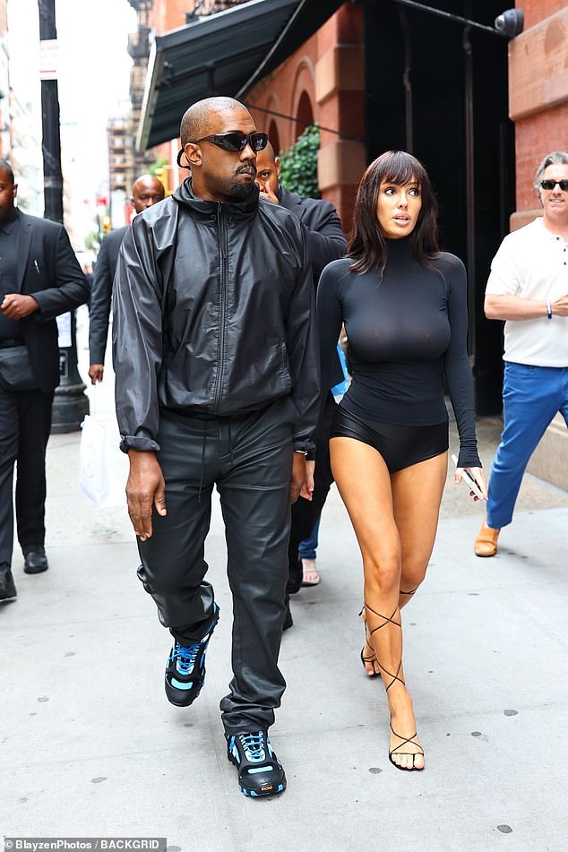 يأتي وسط تقارير حديثة تفيد بأن Kanye تدفع بيانكا لارتداء بعض من مظاهرها التي تحول رأسها ؛ بيانكا وكاني الشهر الماضي