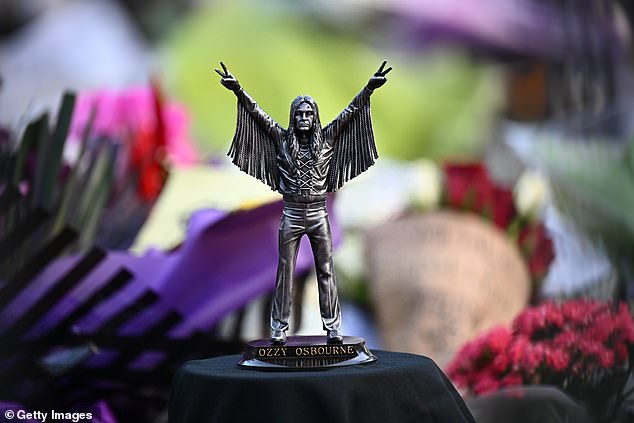 هذا من بين العناصر الموضوعة اليوم في برمنغهام قبل جنازة Ozzy Osbourne