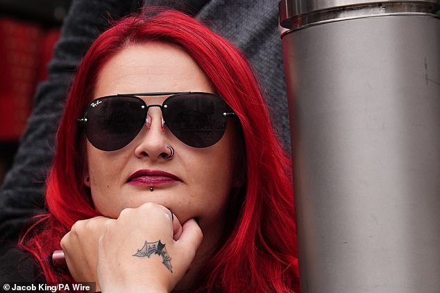 في الصورة واحدة من بين الآلاف من مشجعي Ozzy Osbourne الذين يجتمعون في برمنغهام اليوم