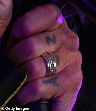 يُعتقد أن القطعة المميزة من المجوهرات هي فرقة زفاف Ozzy ، وقد شوهد وهو يرتديها على إصبعه في السنوات الأخيرة