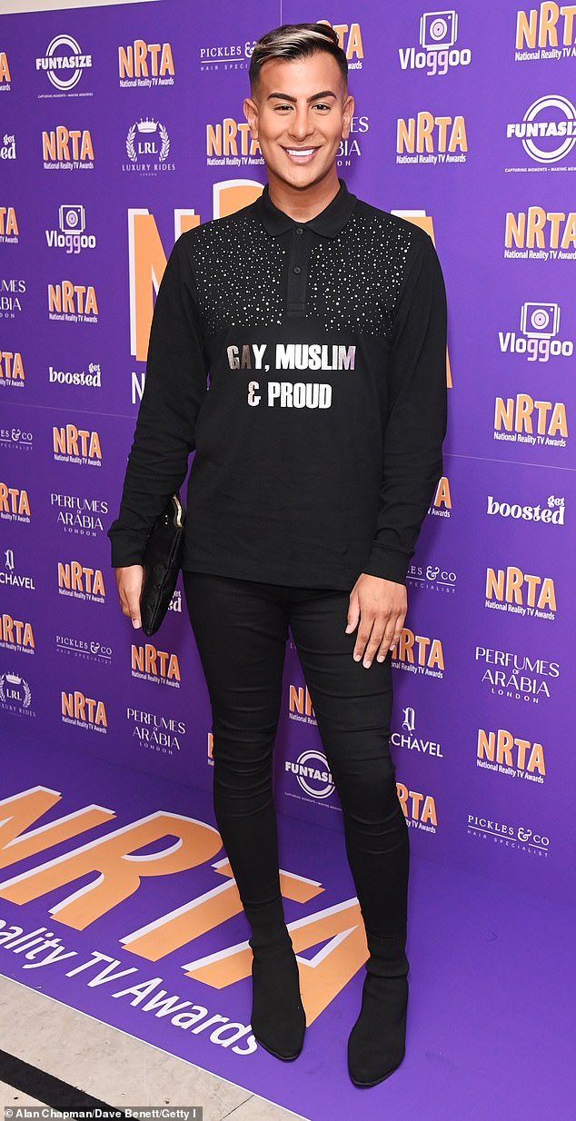 ضمّن جونيد أحمد في Towie أن كل العيون كانت عليها قميصًا مرصعًا به يقرأ