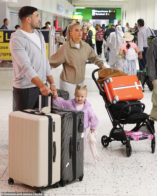 بدت مولي ماي مضطربة لأنها مستعدة لركوب رحلة JET2 مع شريك تومي وابنتهما بامبي بعد وصولهم إلى مطار مانشستر المزدحم يوم الخميس