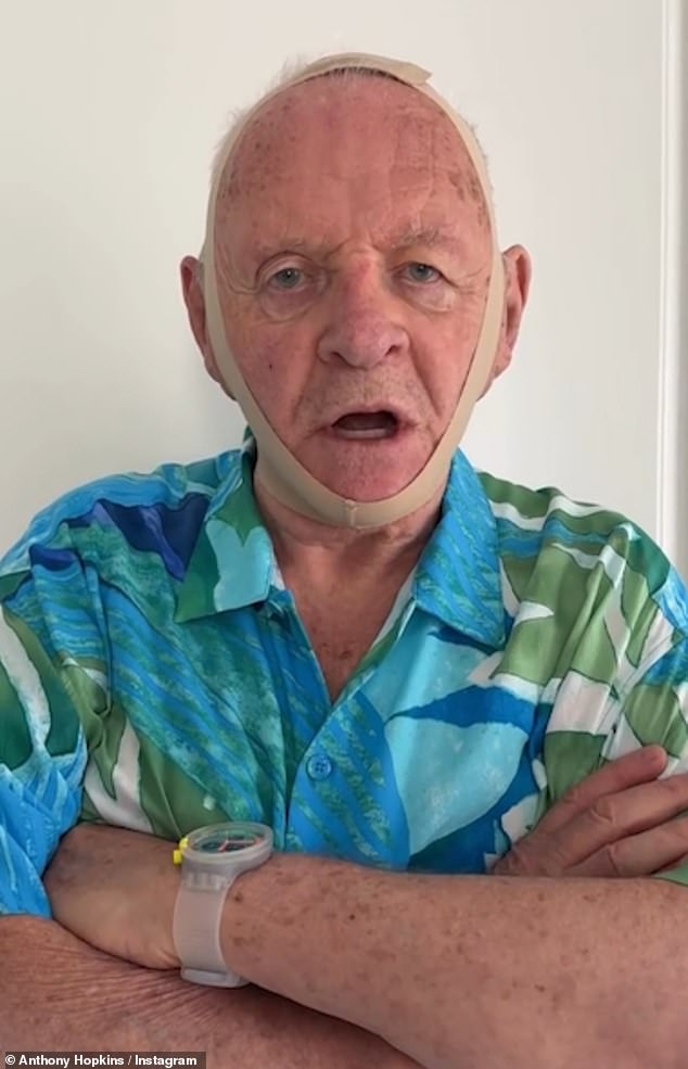 قام هوبكنز بإحياء محاضر هانيبال الأيقوني Alter-ego لسخرية كيم كيم هيرس ساكايس الغريبة يوم الخميس