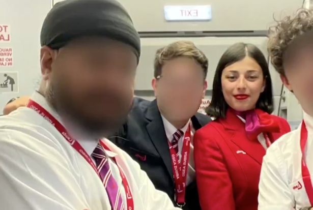 أورورا مانيسكالو مصورة مع زملائه طاقم المقصورة
