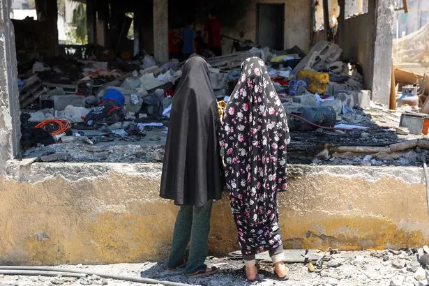 الفتيات في غزة تفحص الضرر الهجوم