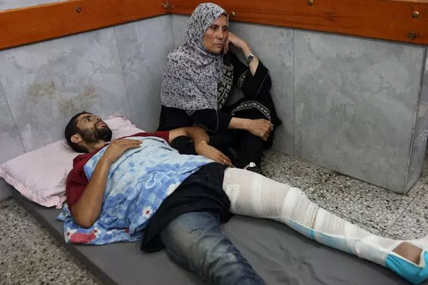 رجل مصاب في غزة في المستشفى