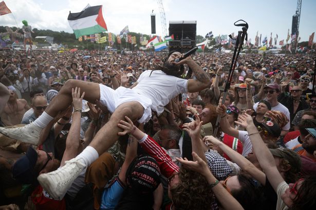 قام بوب فيلان بأداء في Glastonbury 2025