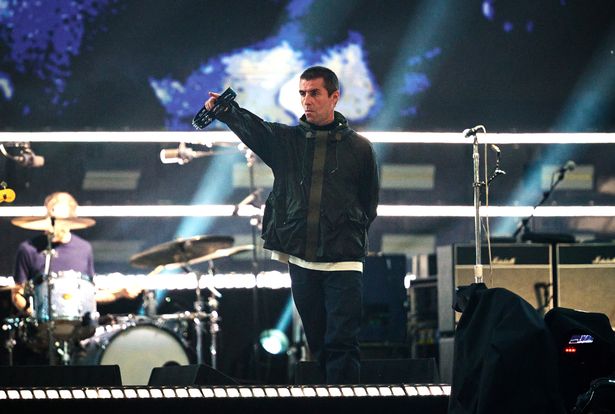 Liam Gallagher على المسرح في عرض Oasis 'في كارديف في الرابع من يوليو
