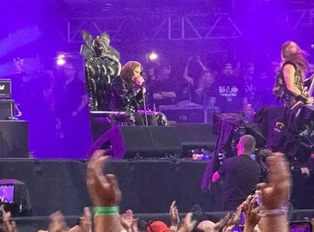 يأخذ Ozzy Osbourne إلى المسرح في حفل Black Sabbath Warewell Concert